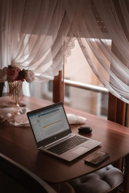 Agrafeuse rose et document de branding posés sur un bureau, mettant en valeur un espace de travail élégant.
