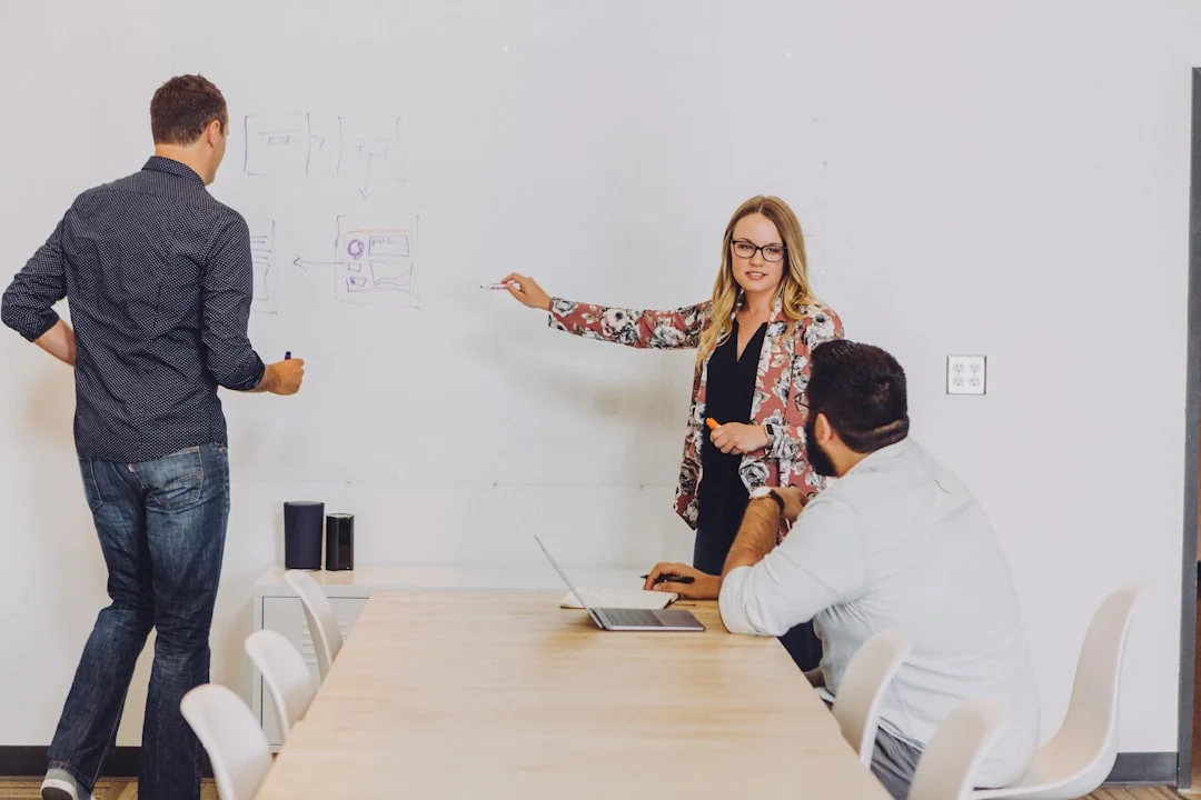 Une image minimaliste présentant les mots Branding et Marketing sur un fond blanc, idéale pour les thèmes liés au marketing digital.